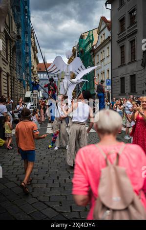 Marionettenparade vom Marián-Platz zum Altstädter Ring während des Prager Straßentheaterfestes hinter der Tür in Prag, Tschechische Republik Stockfoto