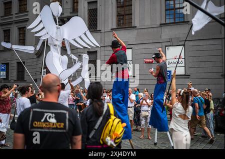 Marionettenparade vom Marián-Platz zum Altstädter Ring während des Prager Straßentheaterfestes hinter der Tür in Prag, Tschechische Republik Stockfoto