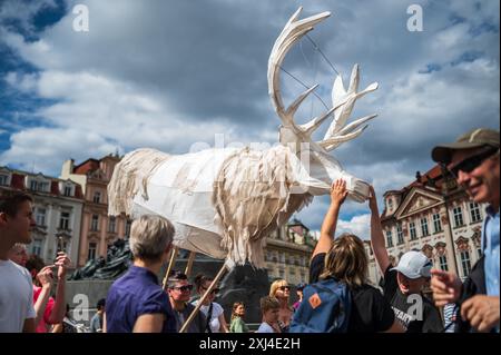 Marionettenparade vom Marián-Platz zum Altstädter Ring während des Prager Straßentheaterfestes hinter der Tür in Prag, Tschechische Republik Stockfoto