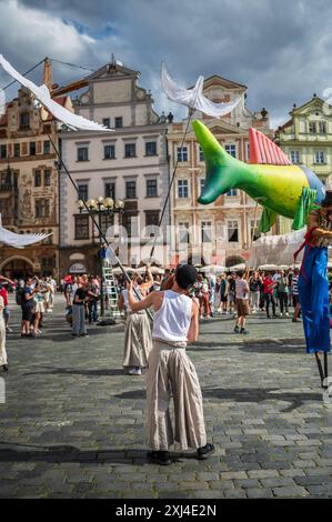 Marionettenparade vom Marián-Platz zum Altstädter Ring während des Prager Straßentheaterfestes hinter der Tür in Prag, Tschechische Republik Stockfoto