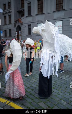 Marionettenparade vom Marián-Platz zum Altstädter Ring während des Prager Straßentheaterfestes hinter der Tür in Prag, Tschechische Republik Stockfoto