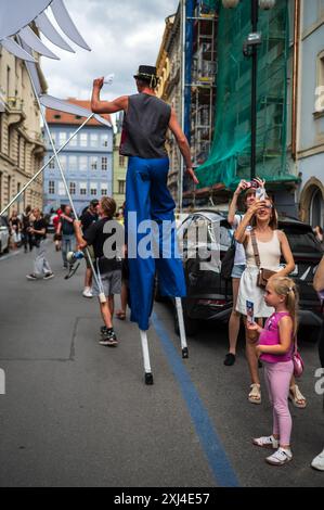 Marionettenparade vom Marián-Platz zum Altstädter Ring während des Prager Straßentheaterfestes hinter der Tür in Prag, Tschechische Republik Stockfoto