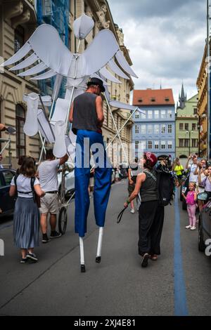 Marionettenparade vom Marián-Platz zum Altstädter Ring während des Prager Straßentheaterfestes hinter der Tür in Prag, Tschechische Republik Stockfoto