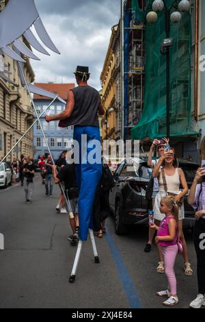 Marionettenparade vom Marián-Platz zum Altstädter Ring während des Prager Straßentheaterfestes hinter der Tür in Prag, Tschechische Republik Stockfoto