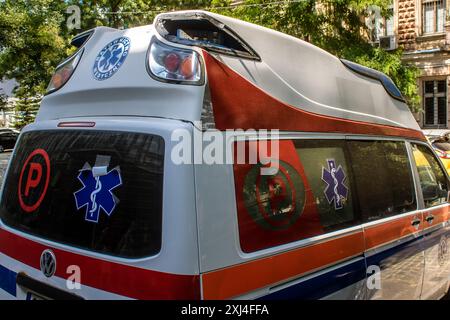 Odessa, Ukraine, 15. Juli 2024 Ambulanz parkt im Zentrum von Odessa während des Krieges mit Russland, Odessa ist das Ziel russischer Raketen und Sirenengeräusche Stockfoto