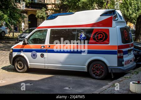 Odessa, Ukraine, 15. Juli 2024 Ambulanz parkt im Zentrum von Odessa während des Krieges mit Russland, Odessa ist das Ziel russischer Raketen und Sirenengeräusche Stockfoto