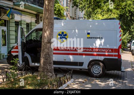 Odessa, Ukraine, 15. Juli 2024 Ambulanz parkt im Zentrum von Odessa während des Krieges mit Russland, Odessa ist das Ziel russischer Raketen und Sirenengeräusche Stockfoto