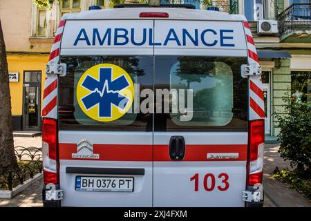 Odessa, Ukraine, 15. Juli 2024 Ambulanz parkt im Zentrum von Odessa während des Krieges mit Russland, Odessa ist das Ziel russischer Raketen und Sirenengeräusche Stockfoto