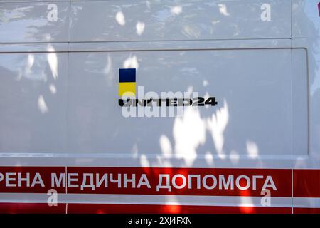 Odessa, Ukraine, 15. Juli 2024 Ambulanz parkt im Zentrum von Odessa während des Krieges mit Russland, Odessa ist das Ziel russischer Raketen und Sirenengeräusche Stockfoto