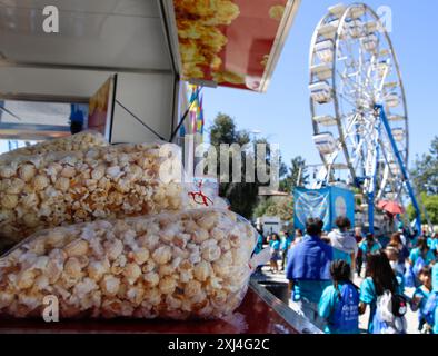 Frisches Popcorn beim 3. Jährlichen Kindness Carnival am Pierce College in Woodland Hills, Kalifornien, am 27. April 2024. Foto: Raquel G. Frohlich. Stockfoto