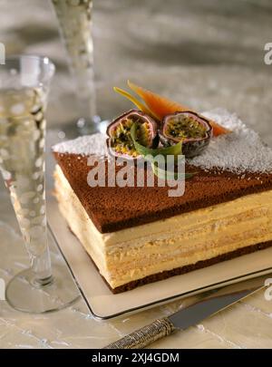 Schokoladen-, Kokos- und Passionsfrucht-Mousse-Dessert Stockfoto