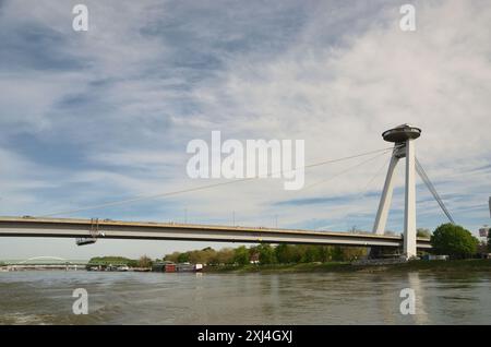 Die neue Brücke (Novy Most) über die Donau in Bratislava, Slowakei. Stockfoto