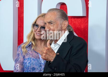 Die Philanthropen JOHN PAUL DEJORIA und ELOISE BROADY gehen auf dem roten Teppich und posieren für Fotos vor der CMT Music Awards Show im Austin's Moody Center am 6. April 2024. Stockfoto