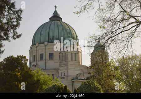 Die Hauptkuppel auf dem Dach der Friedhofskirche St. Karl Borromäus auf dem Zentralfriedhof in Wien, Österreich Stockfoto