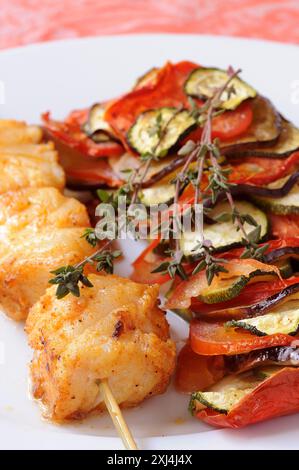 Kabeljau mariniert mit Paprika-Broschüren und gegrilltem Gemüse Stockfoto