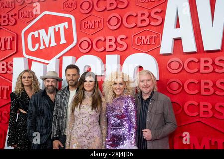 Country-Sänger LITTLE BIG TOWN gehen auf dem roten Teppich und posieren für Fotos vor der CMT Music Awards Show im Austin's Moody Center am 6. April 2024. Stockfoto