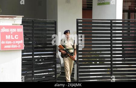 Patna, Indien. Juli 2024. PATNA, INDIEN - 16. JULI: Polizei in der Residenz von Bihar MLC Ghulab Yadav nach einer Razzia der ED (Durchsetzungsdirektion) auf Geldwäschefall bei MLC Flats am 16. Juli 2024 in Patna, Indien. (Foto: Santosh Kumar/Hindustan Times/SIPA USA) Credit: SIPA USA/Alamy Live News Stockfoto