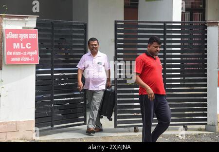 Patna, Indien. Juli 2024. PATNA, INDIEN - 16. JULI: Polizei in der Residenz von Bihar MLC Ghulab Yadav nach einer Razzia der ED (Durchsetzungsdirektion) auf Geldwäschefall bei MLC Flats am 16. Juli 2024 in Patna, Indien. (Foto: Santosh Kumar/Hindustan Times/SIPA USA) Credit: SIPA USA/Alamy Live News Stockfoto