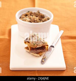 Sardinen im Topf mit Kräutern Stockfoto