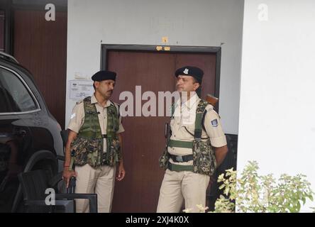 Patna, Indien. Juli 2024. PATNA, INDIEN - 16. JULI: Polizei in der Residenz von Bihar MLC Ghulab Yadav nach einer Razzia der ED (Durchsetzungsdirektion) auf Geldwäschefall bei MLC Flats am 16. Juli 2024 in Patna, Indien. (Foto: Santosh Kumar/Hindustan Times/SIPA USA) Credit: SIPA USA/Alamy Live News Stockfoto