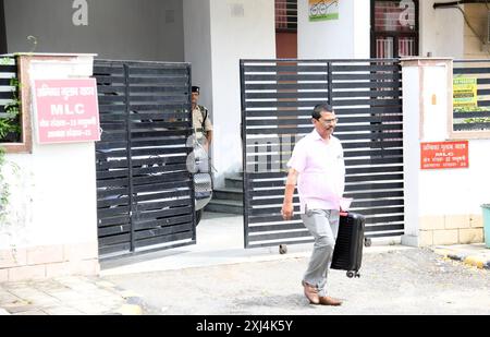 Patna, Indien. Juli 2024. PATNA, INDIEN - 16. JULI: Polizei in der Residenz von Bihar MLC Ghulab Yadav nach einer Razzia der ED (Durchsetzungsdirektion) auf Geldwäschefall bei MLC Flats am 16. Juli 2024 in Patna, Indien. (Foto: Santosh Kumar/Hindustan Times/SIPA USA) Credit: SIPA USA/Alamy Live News Stockfoto