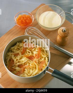 Fügen Sie den Lachs zu den Tagliatellen hinzu Stockfoto