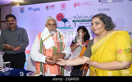 Patna, Indien. Juli 2024. PATNA, INDIEN - 16. JULI: Bihar-Minister Prem Kumar wird während der regionalen Medienkonsultation zu Feuchtgebieten for Life im Hotel Panache am 16. Juli 2024 in Patna, Indien geehrt. (Foto: Santosh Kumar/Hindustan Times/SIPA USA) Credit: SIPA USA/Alamy Live News Stockfoto