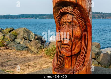 Holzschnitzerei First Nations Totempfahl in Campbell River, Vancouver Island, British Columbia, Kanada. Stockfoto