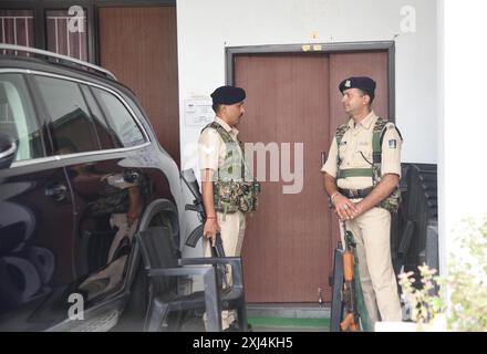 Patna, Indien. Juli 2024. PATNA, INDIEN - 16. JULI: Polizei in der Residenz von Bihar MLC Ghulab Yadav nach einer Razzia der ED (Durchsetzungsdirektion) auf Geldwäschefall bei MLC Flats am 16. Juli 2024 in Patna, Indien. (Foto: Santosh Kumar/Hindustan Times/SIPA USA) Credit: SIPA USA/Alamy Live News Stockfoto