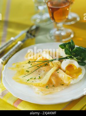 Geräucherter Lachs und Schellfisch Carpaccio, weich gekochtes Ei Stockfoto