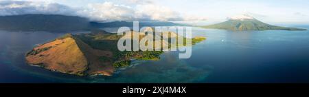 Die malerische Insel Pulau Lembata, zwischen Alor und Flores, Indonesien, wird bei Tagesanbruch beleuchtet. Diese artenreiche Gegend ist Teil des berühmten Ring of Fire. Stockfoto