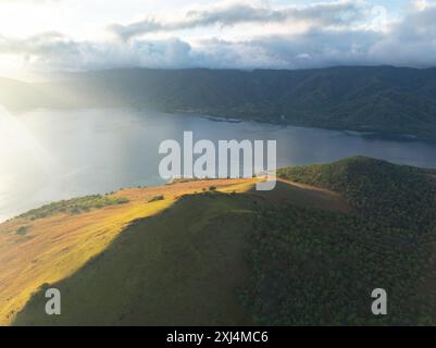 Die malerische Insel Pulau Lembata, zwischen Alor und Flores, Indonesien, wird bei Tagesanbruch beleuchtet. Diese artenreiche Gegend ist Teil des berühmten Ring of Fire. Stockfoto