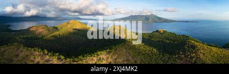 Die malerische Insel Pulau Lembata, zwischen Alor und Flores, Indonesien, wird bei Tagesanbruch beleuchtet. Diese artenreiche Gegend ist Teil des berühmten Ring of Fire. Stockfoto