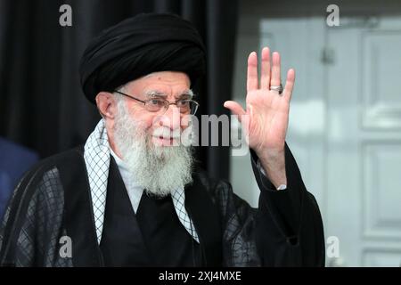 Teheran, Iran. Juli 2024. Der iranische Oberste Führer Ayatollah ALI KHAMENEI schwingt während des Ashoura-Rituals und erinnert an das Martyrium des Propheten Muhammads Enkel Hussein ibn Ali im 7. Jahrhundert in der Schlacht von Karbala im heutigen Irak in der Hussainiya von Imam Khomeini in Teheran. (Foto: © Iranian Supreme Leader's Office via ZUMA Press Wire) NUR REDAKTIONELLE VERWENDUNG! Nicht für kommerzielle ZWECKE! Stockfoto