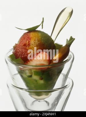 Eis in drei Geschmacksrichtungen und Granny-Apfeelsalat (Erdbeer-Thema) Stockfoto