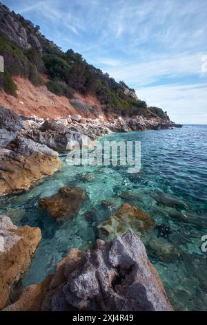 Im Sommer felsige Küste von Golfo di Orosei und Cala Gonone an der Westküste Sardiniens. Italien Stockfoto