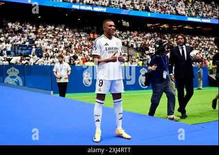 Madrid, Madrid, Spanien. Juli 2024. KYLIAN MBAPPE war während seiner Präsentation als neuer Spieler von Real Madrid im Estadio Santiago Bernabeu zu sehen. (Kreditbild: © Alberto Gardin/ZUMA Press Wire) NUR REDAKTIONELLE VERWENDUNG! Nicht für kommerzielle ZWECKE! Stockfoto