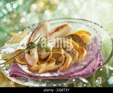 Weißer Blutwurst mit Äpfeln und Gänseleber (Thema: Weihnachten) Stockfoto