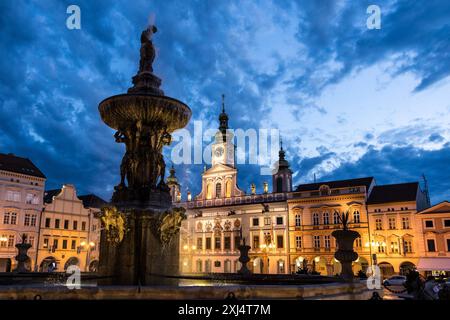 Ceske Budejovice am 14.07.2024 Namesti Premysla Otakara II.: Samsonbrunnen im vorderen Rathaus Magistrat Mesta Ceske Budejovice im Hintergrund, Ceske Budejovice, am 14. Juli, 2024 Budweis Tschechische Republik *** Ceske Budejovice am 14 07 2024 Namesti Premysla Otakara II Samson Brunnen im Vordergrund Rathaus Magistrat Mesta Ceske Budejovice im Hintergrund, Ceske Budejovice, am 14. Juli 2024 Budweis Tschechische Republik Copyright: xBEAUTIFULxSPORTS/OlafxRellischx Stockfoto