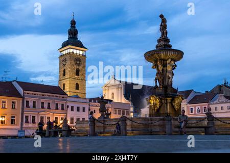 Ceske Budejovice am 14.07.2024 Namesti Premysla Otakara II.: Samson-Brunnen im Vordergrund Cerny Vez schwarzer Turm im Hintergrund, Ceske Budejovice, am 14. Juli, 2024 Budweis Tschechische Republik *** Ceske Budejovice am 14 07 2024 Namesti Premysla Otakara II Samson Brunnen im Vordergrund Cerny Vez schwarzer Turm im Hintergrund, Ceske Budejovice, am 14. Juli 2024 Budweis Tschechische Republik Copyright: xBEAUTIFULxSPORTS/OlafxRellischx Stockfoto