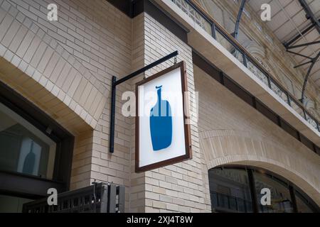 USA. Juni 2024. Blue Bottle Coffee Schild am Ferry Building Marketplace, San Francisco, Kalifornien, 7. Juni 2024. (Foto: Smith Collection/Gado/SIPA USA) Credit: SIPA USA/Alamy Live News Stockfoto