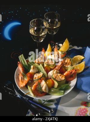 Fischspieße und gegrilltes Gemüse Stockfoto