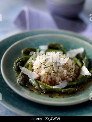 Risotto mit grünem Spargel und Parmesanflocken Stockfoto