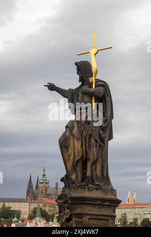 Karlsbrücke in Prag in der Abenddämmerung Stockfoto