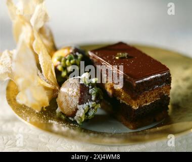 Opéra und Physalis überzogen mit Schokolade und Pistazien Stockfoto