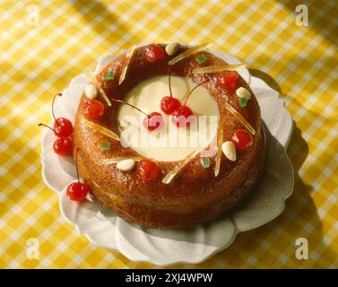 Baba au Rhum mit kandierten Früchten und englischer Sahne Stockfoto