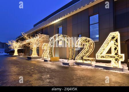 Moskau, Russland, JFEB 14. 2024. Neujahrsinstallation 2024 vor dem Bauernmarkt in Zelenograd Stockfoto