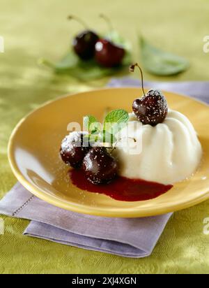 Panacotta mit Kirschen Stockfoto