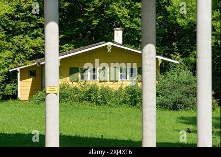 Historische alte Holzhütte im Park des Museums der Fantasie von Lothar-Günther Buchheim, Bernried am Starnberger See, Oberbayern, Bayern, Deutschland Stockfoto