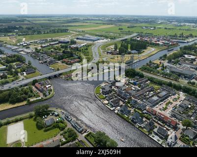 Alphen aan den Rijn, Niederlande, Steekterbrug, Fluss oude rijn, Industriegebiet und Infrastruktur. Blick auf die Stadt aus der Vogelperspektive. Stockfoto